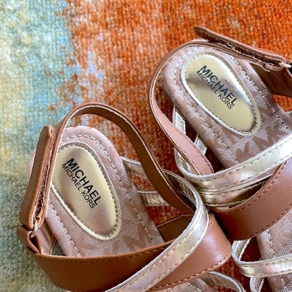 Brand New Michael Kors Luggage & Metallic Gold Multi Strap Logo Sandals - Picture 3 of 12
